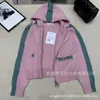 Kvinnors tröjor Designer Brand Wind Round Neck Hooded Dragkedja Stick Cardigan Pink Girl Style Sweet Little Jacket 2023 Ny produkt 5xpt