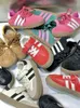 2024 Spring Girls Stripe Sneakers Kids Lace-Up Breattable Casual Shoes Children All-Matching Bekväma Läder Sportskor Z6806