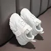 Spring White Sports Sneakers Wsuń na miękkie dolne buty tenisowe dla dziewczynki dla dzieci Buty dla dzieci Buty na świeżym powietrzu 2024 Nowe sportowe trampki Casual Rozmiar 26