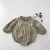 Rompers 2023 Autumn New Baby Girl Long Sleeve Bodysuit Infant Girl Vintage Flower Embroidered spets krage Jumpsuit Bomullskläder H240508