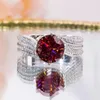 Высококачественное кольцо с изысканным бриллиантом и яйцом голубя гранатового красного цвета