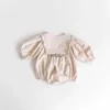 Rompers 2024 Spring nieuw babymeisje lange mouw bodysuit pasgeboren peuter corduroy dot print jumpsuit baby mode casual kleding 0-24m h240508