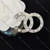 Trendy Gestreifte Brief Brosche Perle Wasser Diamant Broschen Männer Frauen Jacke Kragen Pins Schmuck