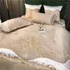 寝具セットヨーロッパスタイルの豪華な4つのピュアコットンベッドシートシルク刺繍キルトカバー裸の眠っているナントン