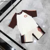 Nuevo traje de manga corta para niños, chándales con diseño de empalme multicolor para bebés, camisetas y pantalones cortos de verano de talla 90-160 para niños, enero 20