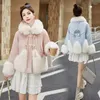Pelliccia da donna 2024 Inverno Stile cinese Fibbia Design Senso Piumino Cappotto corto Leggero Lusso Giacche allentate e dimagranti