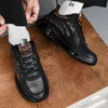 Schwarze Designer-Laufschuhe. Heißer Verkauf, modische und vielseitige kleine weiße Herrenschuhe mit dicken Gummisohlen. Mit beliebter, vielseitiger Mode D765