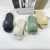 New style slippers for designer fashion week, simple, clean, elegant and generous, with smooth lines that are highly ornamental and comfortable