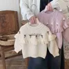 Pullover winter nieuwe babymeisje fleece trui kinderen schattige bloem borduurwerk tops peuter dikker warm knitwear ldren plus fluwelen kleding h240508