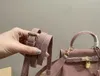 デザイナーの女性バッグ財布本物のレザーハンドバッグトートミニメッセンジャーバッグピンクハードウェアフラットハンドルハードウェアラグジュアリートート