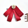 Bow Ties Red Ribbon Rhinestone Pearl Tie Brosch Korean Women's Suit Shirt Tröja Collar Flower Handgjorda smycken Pins Gifts för kvinnor