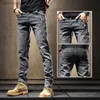 Jeans pour hommes 2023 printemps et automne nouvelle tendance de la mode broderie élastique petites jambes hommes décontracté mince confortable jean de haute qualité 28-38L240120