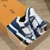 Zapatos de diseñador En relieve Louisely Trainer Sneaker Blanco Negro Cielo Azul Abloh Verde Denim Rosa Rojo Lujos Virgil Mens Casual Zapatillas Viutonly Vittonly Train 3064