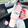 مخزون الوردي فلامنغو أكواب جديدة 40oz مع مقبض Tumblers معزول أغطية القش القهوة المصنوعة من الفولاذ المقاوم للصدأ تيرميوس مع شعارات H2.0 40 أوقية زجاجات المغامرة