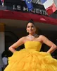 Vestido de noche sin tirantes amarillo Volantes escalonados Tren de barrido alto y bajo Vestidos de fiesta formales Vestidos para ocasiones especiales por encargo elegantes