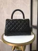Toppkvalitet 10a högkvalitativ designer äkta läder kvinnors plånbok 24 cm handtag handväska crossbody axelväska rem låda 136