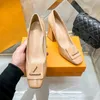 Lyxiga chunky klackar skakar designer hög klack patent läder sandaler väska spänne metall tory sommar mode kvinnor skor kilskor aprikos svart 35-40