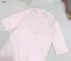 Tute infantili di marca adorabile body rosa per ragazze ragazzi tre pezzi Taglia 66-90 Lettera jacquard neonato vestito strisciante lavorato a maglia Jan20