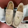 2024 مصمم جديد صندل Mens Office مهنة أحذية غير رسمية الحجم 32-46 Loro Summer Summer Outdoor Beach Walk Charms Moccasins Womens Piana Rubber Loafer Leather Sneakers