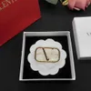 Luxury Broche Brosches Designer Brosch för kvinnor Män V Letter Pins Brosches 18K Guldpläterad inlagd diamantpärl Broche Mens Designer smycken för festgåva