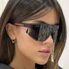 2024 Luxury Anti Bland Glasses Overdimensionerade fyrkantiga solglasögon Kvinnor Solglasögon Rivet Shield Lens Woman Shades Stor Mask Eyewear Rese Kör