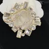 Nouvelle broche de mode pleine de diamants personnalité revers élégant polyvalent tempérament épingle pull accessoires or rouge perle diamant ruban laiton une broche 132