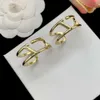Boucles d'oreilles de bijoux de marque de luxe Lumières en forme de feu d'oreilles en forme de V française lettre à double couche personnalisée plaqué avec k golds-oreilles polyvalentes