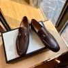 2024 Nya lyxiga italienska män klädskor Oxford äkta lädermockasiner män designer loafers skor män klassisk högkvalitativ bröllopskontor formell skor bokstäver