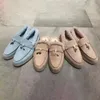 Charms 여자 남성 태즈 푹신한 부츠 로로 하이킹 신발 2024 최신 Loafer 드레스 신발 고급 디자이너 캐주얼 신발 겨울 따뜻한 피아나 플랫 하우스 산책 신발 신발 스니커 테니스