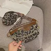 Loisirs taille sacs petit sac femmes Instagram décontracté nouvelle mode automne et hiver populaire large bande bandoulière chaîne poitrine