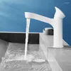 Grifos de lavabo de baño, grifo de lavabo creativo de lujo, grifos fríos de un solo orificio, grifo de agua montado en cubierta de latón