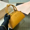 Beroemde ontwerper Solid Color Ritsed Shoulder Bag voor make-up van dames, handtas voor dating, winkelen, toerisme, sport, hoogwaardige handtas voor woon-werkverkeerslijtage