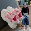 キッズスニーカー2024スプリングニューチルドレンシューズポータブルランニングシューズフォーガールズ韓国のかわいい弓のスポーツシューズポータブルベビーガール幼児靴