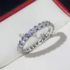 Anelli a fascia Huitan Nuovi anelli da dito sottili alla moda Fascia color argento con zirconi lucidi Accessori semplici ed eleganti da indossare ogni giorno per le donne J240120