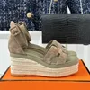 Sandalias de diseñador Sandalias de tacón alto para mujer Plataforma impermeable de verano Sandalias de suela gruesa Sandalias de tacón inclinado de tacón tejido Matsutake de cuero genuino de gama alta de lujo