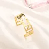 Bracelet alphabet de créateur élégant et luxueux, accessoire de mode de haute qualité pour hommes et femmes, parfait pour les cadeaux sur les anniversaires et les moments spéciaux