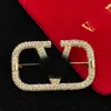 Lüks Kadın Erkekler Tasarımcı Marka Mektup Broşlar 18K Altın Kaplama Kaçma Kristal Rhinestone Takı Broş Cazibesi İnci Pin Evlen Noel Partisi Hediye Accessorie12
