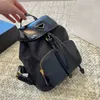 Italienische Luxus-Designer-Damenhandtasche, 24, neuer, modischer, einfarbiger Rucksack mit großer Kapazität, berühmtes Dreieckszeichen, hochwertige Nylon-Eimertasche aus gespleißtem Echtleder