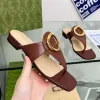 Sandalen berühmte Designer Frauen Sommer neue Goldschnalle flache Schuhe ausgehöhlt Flip-Flops lässig flache Ferse Tanga Damen für verschiedene Szenarien anwendbar