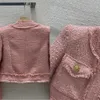 Nuovi top firmati da donna Centinaia di giacche di lusso corte rosa bianche per le donneModa dolce signora invecchiata modello fibbia in metallo tweed