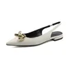 Sandálias Decoração de Metal Bow Pointed Toe Baixo Salto Nicho Mulheres Sapatos Rasas Patente Couro Traseiro Strap Chunky