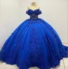 2024 Royal Blue Quinceanera 드레스 레이스 아플리케 어깨 구슬로 된 스위프 트레인 코르셋 백 달콤한 16 생일 파티 댄스 파티 볼 이브닝 밴드