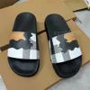 Paris Hommes Femmes Pantoufles Designers Sandales Matériau confortable Éraflures plates Sliders Mode Mousse Runner Chaussures Motif Impression Caoutchouc Été Casual Sandales De Plage