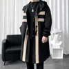 Trench coat Coupe-vent pour hommes Patchwork couleur moyen Long Trenchcoat mode coréenne bouton couvert mâle à capuche Trench veste 240119