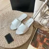 Zapatillas de diseñador Sandalias Chaneel de cuero Zapatillas antideslizantes en espiga Marca de lujo Zapatos planos de playa a cuadros con diamantes Estilo Diapositivas