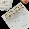 Дизайнерские ювелирные серьги люксового бренда Легкие французские V-образные серьги Персонализированные двухслойные серьги с буквенным покрытием и универсальными шпильками из золота k