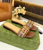 Sommarmärke Kvinnor Bambu Buckle Sandals Shoes Cut-Out Slide Flats broderade Trim House Beach Slippers Suede Leather Lady Flip Flops EU35-43