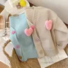 Filles stéréo amour coeur applique cardigan enfants col en V à manches longues pull tricoté vêtements d'extérieur 2024 printemps enfants vêtements de princesse Z6835