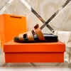 Najlepsze luksusowe letnie projektantki Sandały Sandały Kapłaty plażowe klasyczne płaskie sandały skórzane klapki klapki czarne białe kobiety slajdy buty z pudełkiem EU35-42