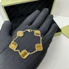 Дизайнерская цепочка Van Четырехлистный клеверный браслет Cleef Van Браслеты Модные высококачественные роскошные классические 44-листный клевер из 18-каратного золота оникса из перламутра для женщин